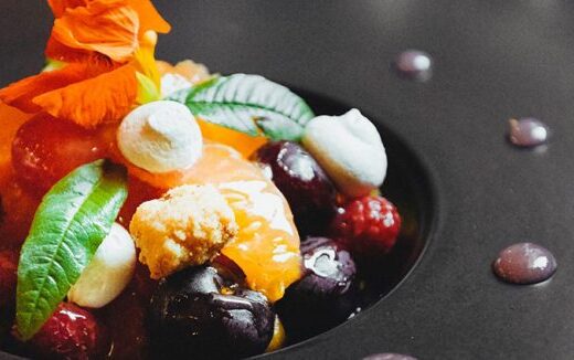 Fleurs comestibles fraîches dans les plus belles assiettes des chefs !