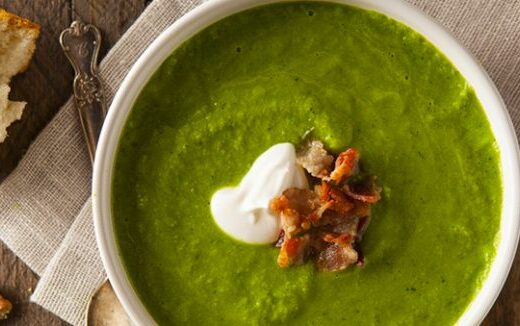 Soupe de courgette, feuille de bourrache et fromage de chèvre